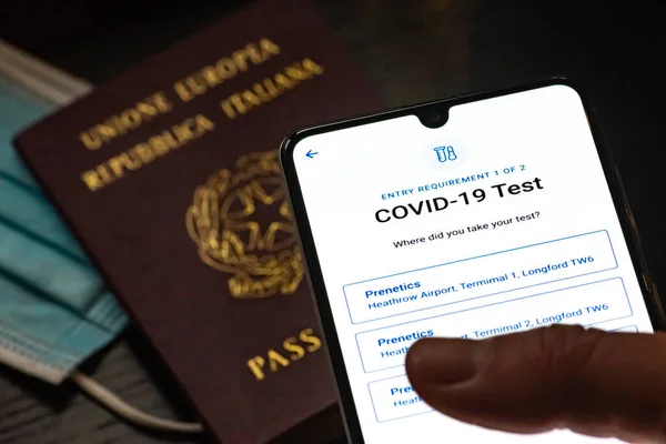 Roma Talya Ocak 2020 Aşı Pasaport Uygulaması Arka Planda Pasaport — Stok fotoğraf