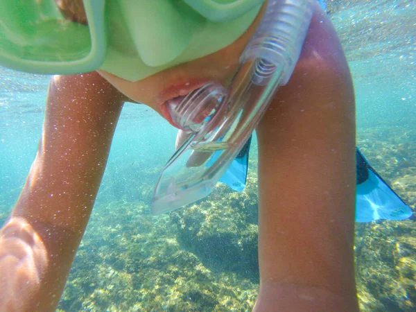 아이들이나 아이들이 속에서 다이빙 마스크와 파이프를 가지고 수영과 다이빙을 여름에 — 스톡 사진