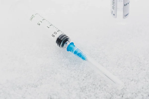 Spuit Injectieflacon Klaar Voor Gebruik Het Ijs Sneeuw Achtergrond Van — Stockfoto