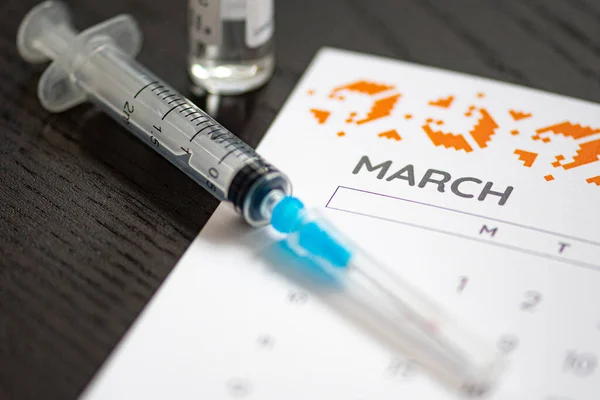 Spuit Injectieflacon Kalender Met Maand Maart Een Zwarte Tafel Klaar — Stockfoto