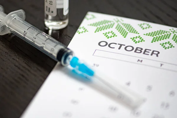 Spuit Injectieflacon Kalender Met Maand Oktober Een Zwarte Tafel Klaar — Stockfoto