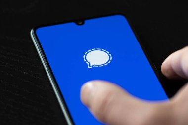Vilnius, Litvanya - 16 Ocak 2020: Sinyal Vakfı ve Sinyal Ulağı tarafından geliştirilen şifreli mesajlaşma hizmeti, bir akıllı telefondan görüntülendi