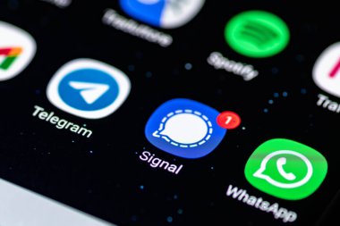 Vilnius, Litvanya - 16 Ocak 2020: Sinyal uygulaması, Sinyal Vakfı ve Haberci tarafından geliştirilen şifreli mesaj servisi Whatsapp ve Telegram ile akıllı bir telefonda görüntülendi
