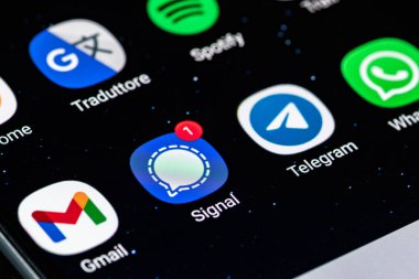 Vilnius, Litvanya - 16 Ocak 2020: Sinyal uygulaması, Sinyal Vakfı ve Haberci tarafından geliştirilen şifreli mesaj servisi Whatsapp ve Telegram ile akıllı bir telefonda görüntülendi