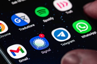 Vilnius, Litvanya - 16 Ocak 2020: Sinyal uygulaması, Sinyal Vakfı ve Haberci tarafından geliştirilen şifreli mesaj servisi Whatsapp ve Telegram ile akıllı bir telefonda görüntülendi