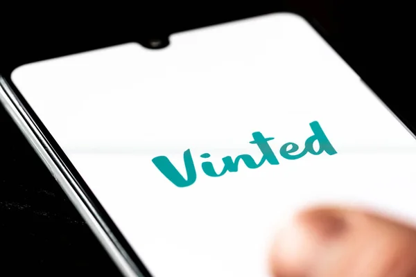 Vilnius, Litvanya - 22 Ocak 2021: Akıllı telefon, Litvanya çevrimiçi pazarı ve kullanıcılarına ikinci el giysi ve aksesuar satma, satın alma ve takas olanağı sağlayan topluluk üzerinde gösterilen Vinted uygulaması 