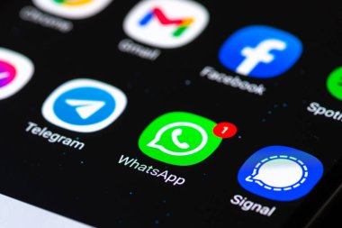 Vilnius, Litvanya - 23 Ocak 2020: Sinyal, Haberci ve Telegram uygulamalı Whatsapp uygulaması akıllı telefonda kırmızı uyarı ile görüntülendi 