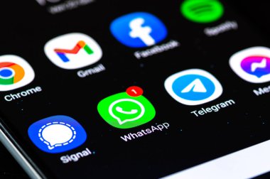 Vilnius, Litvanya - 23 Ocak 2020: Sinyal, Haberci ve Telegram uygulamalı Whatsapp uygulaması akıllı telefonda kırmızı uyarı ile görüntülendi 