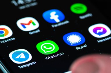 Vilnius, Litvanya - 23 Ocak 2020: Sinyal, Haberci ve Telegram uygulamalı Whatsapp uygulaması akıllı telefonda parmak ile gösterildi