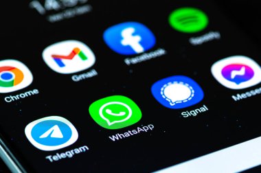 Vilnius, Litvanya - 23 Ocak 2020: Sinyal, Haberci ve Telgraf uygulamalı Whatsapp uygulaması akıllı telefondan görüntülendi