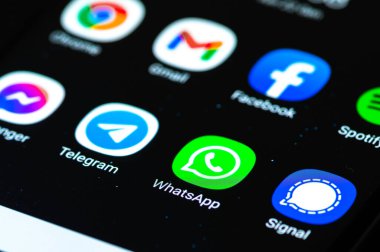 Vilnius, Litvanya - 23 Ocak 2020: Sinyal, Haberci ve Telgraf uygulamalı Whatsapp uygulaması akıllı telefondan görüntülendi