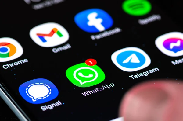 Vilnius, Litvanya - 23 Ocak 2020: Sinyal, Haberci ve Telgraf uygulamalı Whatsapp uygulaması akıllı telefonda kırmızı uyarı ve parmak ile gösterildi