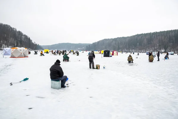 Pescadores Que Pescan Lago Congelado Invierno Con Caña Caña Pescar — Foto de Stock
