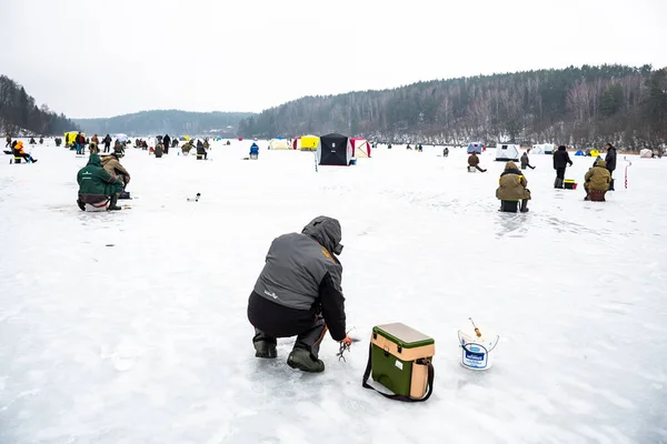 Pescadores Que Pescan Lago Congelado Invierno Con Caña Caña Pescar — Foto de Stock