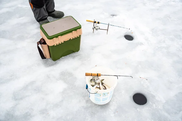 Pescador Pescando Lago Congelado Inverno Com Pólo Pesca Picador Gelo — Fotografia de Stock