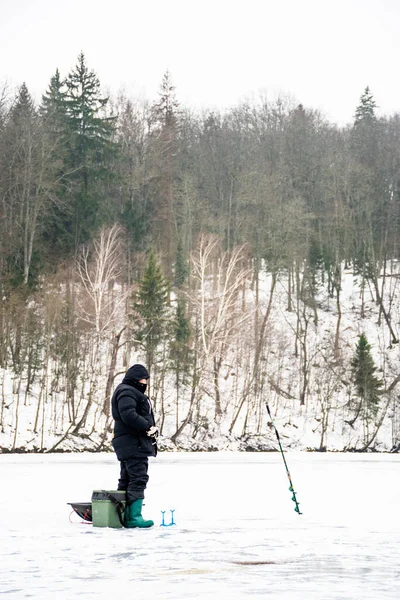 Rybáři Rybaření Zamrzlém Jezeře Zimě Rybářským Prutem Nebo Prutem Ledovcem — Stock fotografie