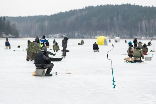 Rybáři Loví Zimě Zamrzlém Jezeře Rybářským Prutem Nebo Prutem Ledovcem — Stock fotografie