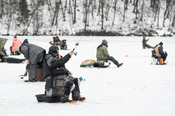 Pescadores Pescando Lago Congelado Invierno Con Caña Pescar Barrena Hielo — Foto de Stock
