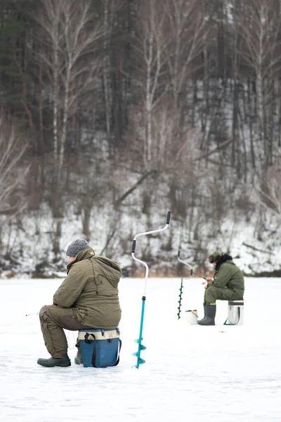 Rybáři Rybaří Zimě Zamrzlém Jezeře Rybářským Prutem Ledovcem Rybářským Nářadím — Stock fotografie