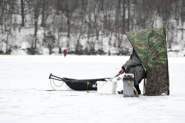 Pescador Pescando Lago Congelado Invierno Con Poste Pesca Tienda Barrena — Foto de Stock