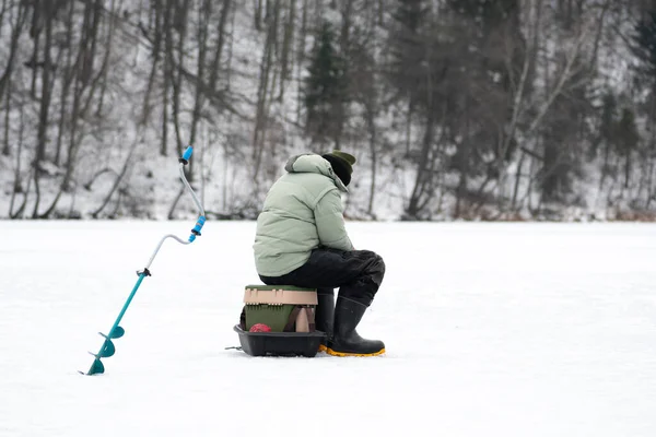 Pescador Pescando Lago Congelado Invierno Con Caña Pescar Barrena Hielo — Foto de Stock