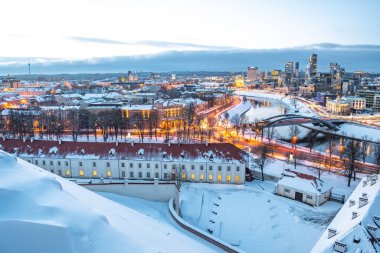 Vilnius, Litvanya 'nın başkenti, modern ticaret finans bölgesi mimarisinin güzel manzaralı manzarası kışın nehir ve köprüsü olan binalar.