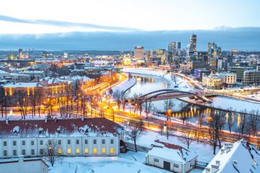 Vilnius, Litvanya 'nın başkenti, modern ticaret finans bölgesi mimarisinin güzel manzaralı manzarası kışın nehir ve köprüsü olan binalar.