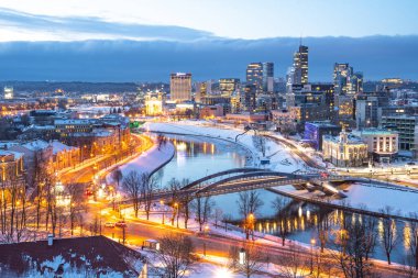 Vilnius, Litvanya 'nın başkenti, modern ticaret finans bölgesi mimarisinin güzel manzaralı manzarası kışın nehir ve köprüsü olan binalar.