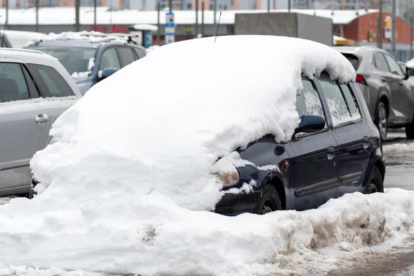 겨울철에는 자동차를 주차하고 눈으로 극단적 날씨에 자동차 배터리를 내리고 — 스톡 사진