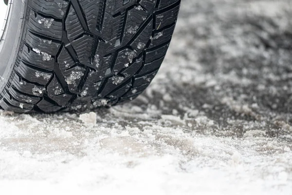 얼음으로 뒤덮인 타이어가 날씨에 운전하고 자동차의 — 스톡 사진