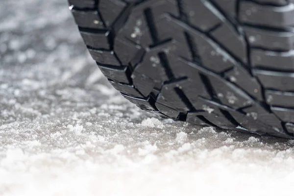 Cerca Neumáticos Invierno Coche Camino Cubierto Por Nieve Hielo Que — Foto de Stock