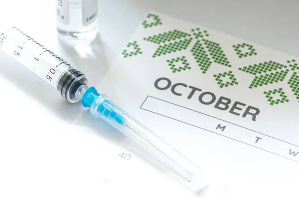 Spuit Injectieflacon Kalender Met Maand Oktober Een Witte Tafel Klaar — Stockfoto