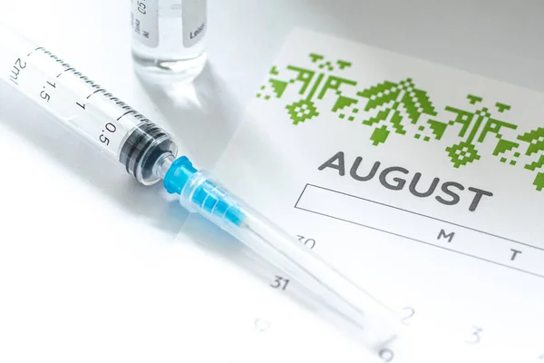 Spuit Injectieflacon Kalender Met Maand Augustus Een Witte Tafel Klaar — Stockfoto