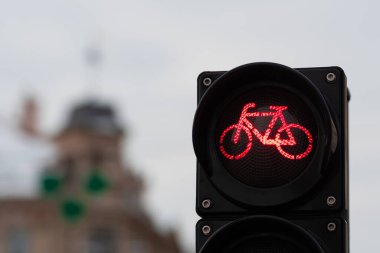 Sürdürülebilir taşıma. Bisiklet trafik ışığı, kırmızı ışık, dur işareti, yol bisikleti, bedava bisiklet alanı ya da bölge, bisiklet paylaşımı, kapatın.