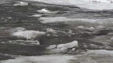 Kışın donmuş nehir, güneşte eriyen kar ve buz, akan dere, doğal olarak.