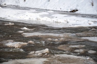 Kışın donmuş nehir, eriyen kar ve buz, akan akarsu, doğa arka planı