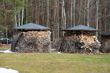 Kış ya da bahar aylarında karla kaplı yuvarlak ya da silindirik yapı ya da bloklardan, parçalardan ya da çatının kütüklerinden oluşan bir yığın. Kuzey Avrupa 'da odun depolama ve kurutma sanatı