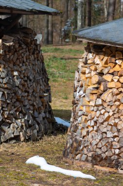 Kış ya da bahar aylarında karla kaplı yuvarlak ya da silindirik yapı ya da bloklardan, parçalardan ya da çatının kütüklerinden oluşan bir yığın. Kuzey Avrupa 'da odun depolama ve kurutma sanatı