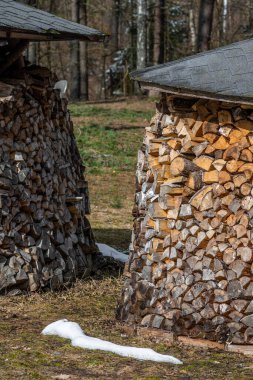Kış ya da bahar aylarında karla kaplı yuvarlak ya da silindirik yapı ya da bloklardan, parçalardan ya da çatının kütüklerinden oluşan bir yığın. Kuzey Avrupa 'da odun depolama ve kurutma sanatı