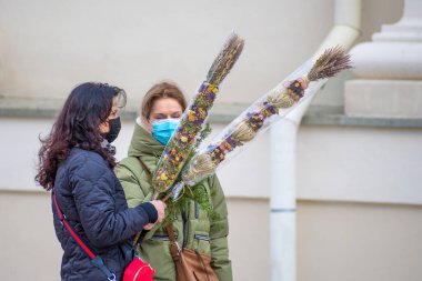 Vilnius, Litvanya - 28 Mart 2021 Palm ve Paskalya günü, çiçek pazarında maskeli kadınlar 
