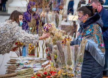 Vilnius, Litvanya - 28 Mart 2021 Palm ve Paskalya günü, çiçek pazarında maskeli kadınlar 