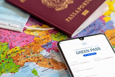 Roma, İtalya, 29 Mart 2021, Yeşil Geçit. Avrupa Birliği ücretsiz seyahate izin vermek için virüs geçiş planı hazırladı. Pasaport, maske ve Avrupa haritası içeren Covid veya Coronavirus aşı sertifikası veya pasaport uygulaması