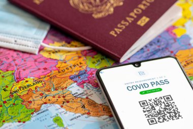 Roma, İtalya, - 29 Mart 2021: Yeşil, Covid Geçidi. AB Dijital Sertifikası Covid-19. Covid veya Coronavirus aşı sertifikası, QR kodlu pasaport uygulaması, pasaport, maske ve Avrupa haritası