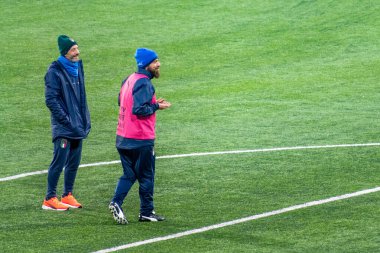 Vilnius, Litvanya - 30 Mart 2021: Litvanya - İtalya, Katar 2022 Dünya Kupası ön eleme karşılaşması öncesinde İtalyan takım asistanları Vialli ve De Rossi