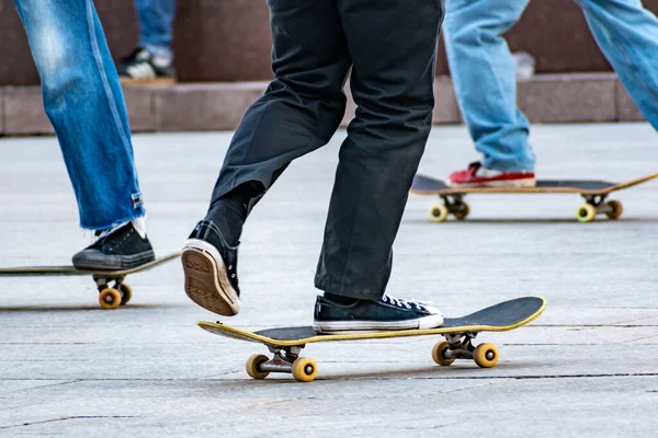 Ungdomar Eller Tonåringar Skateboard Staden Nedre Canvas Sportskor Och Skateboard — Stockfoto