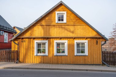 Trakai, Litvanya - 10 Nisan 2021: Üç pencereli eski Litvanya geleneksel sarı ahşap evi