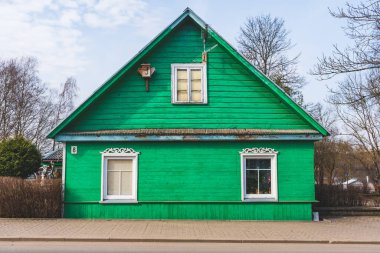 Trakai, Litvanya - 10 Nisan 2021: Üç pencereli eski Litvanya geleneksel yeşil ahşap evi