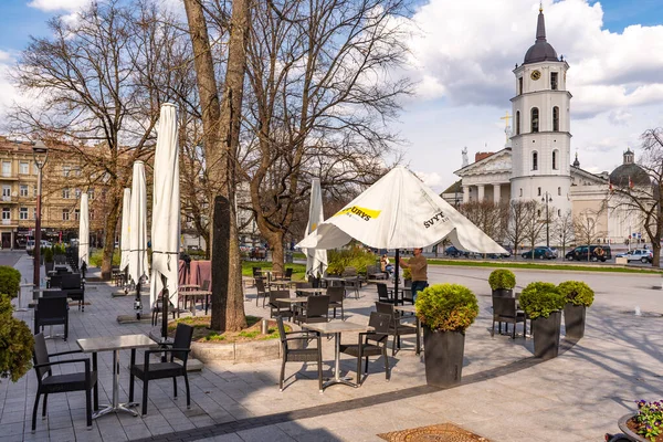 2021年4月21日 立陶宛维尔纽斯 维尔纽斯因科维德或科罗纳维勒斯 椅子和带大教堂塔的雨伞而关闭 重新开放酒吧和餐馆 — 图库照片