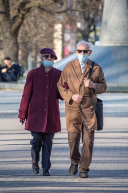 Vilnius, Litvanya - 21 Nisan 2021: Şehirde maskeli birkaç yaşlı insan, dikey 
