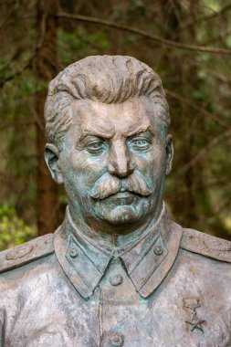Druskininkai, Litvanya - Mayıs 12021: Stalin bronz heykel büstü, Rus devrimci, politikacı ve siyasi kuramcı, Sovyetler Birliği Komünist Partisi Genel Sekreteri, dikey